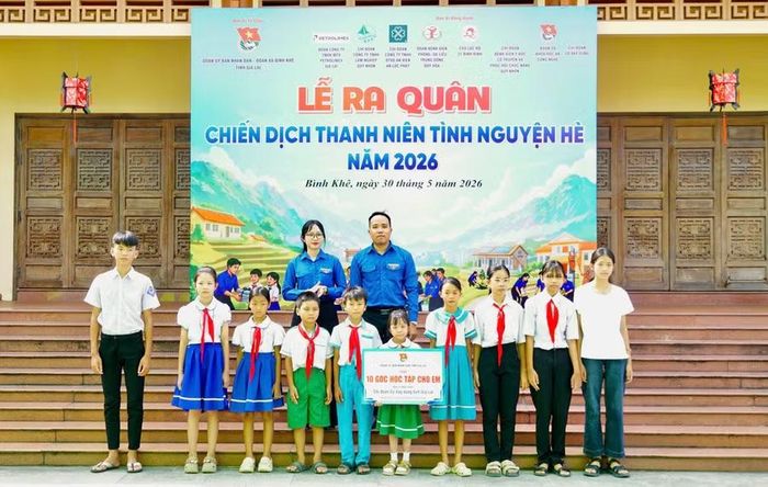  Anh Nguyễn Mạnh Trí (giữa) trao góc học tập cho học sinh vượt khó học giỏi tại Lễ ra quân Chiến dịch Thanh niên tình nguyện hè năm 2026 ở xã Bình Khê do Đoàn UBND tỉnh tổ chức. Ảnh: Dương Linh 