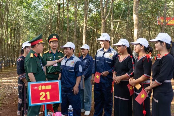 Đại tá Trần Ngọc Hải - Phó Tư lệnh kiêm Tham mưu trưởng Binh đoàn 15 cùng các đại biểu chúc mừng các tuyển thủ hoàn thành phần thi. Ảnh: Thanh Quý
