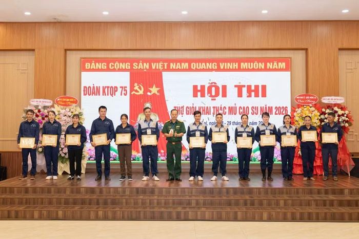 Các công nhân có thành tích tiêu biểu trong lao động sản xuất giai đoạn 2025-2026 nhận khen thưởng. Ảnh: Thanh Quý