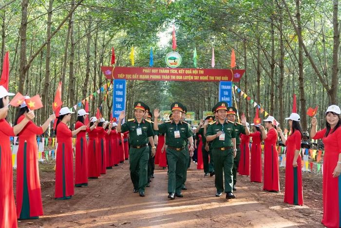 Đoàn KT-QP 75 khai mạc Hội thi thợ giỏi khai thác mủ cao su năm 2026. Ảnh: Thanh Quý