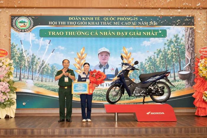 Trung tá Dương Kim Tuấn - Đoàn trưởng Đoàn KT-QP 75 trao giải nhất cá nhân và danh hiệu “Bàn tay vàng” tặng tuyển thủ Võ Thị Thành. Ảnh: Thanh Quý
