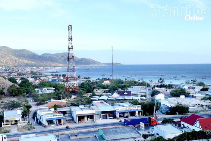 Những mái nhà ven biển và nghề làm nước mắm truyền thống tạo nên nét riêng mộc mạc của vùng biển Cà Ná. Ảnh: VĂN MIÊN