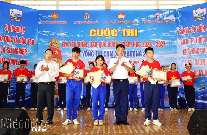 Ban tổ chức trao giải ba cho các thí sinh.