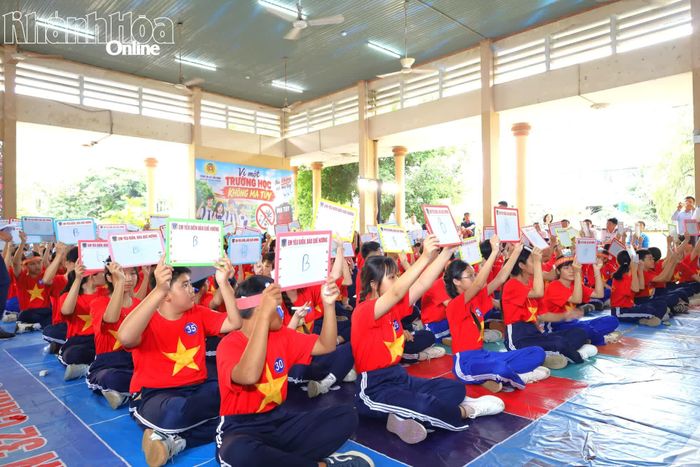 Các thí sinh trả lời câu hỏi phần thi "Ra khơi".
