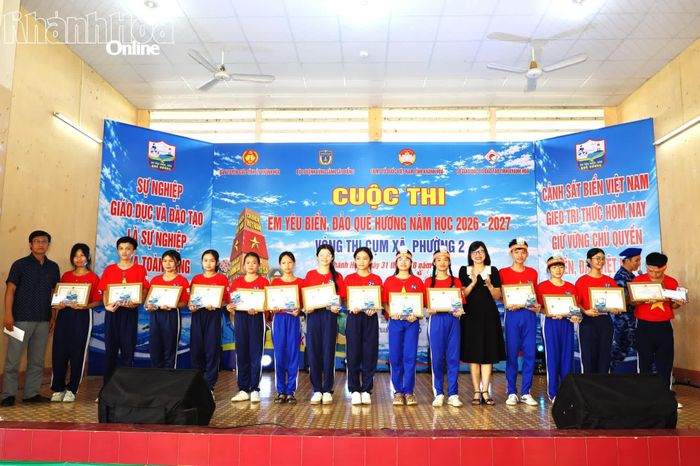 Ban tổ chức trao giải khuyến khích cho các thí sinh.