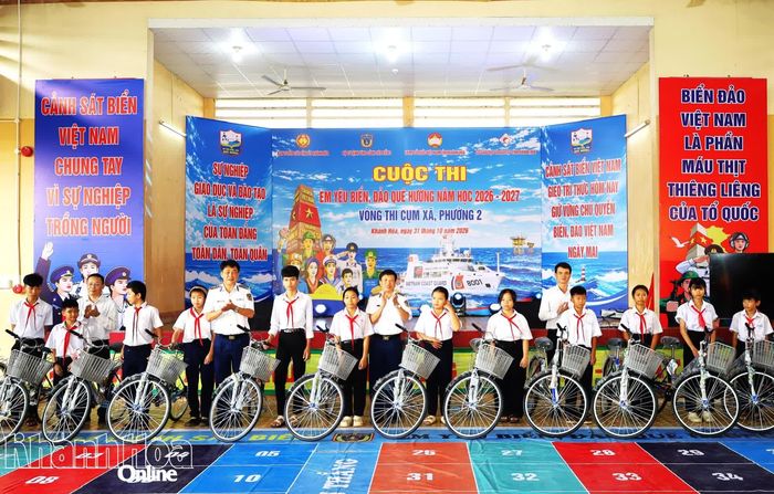 Ban tổ chức trao xe đạp cho các học sinh.