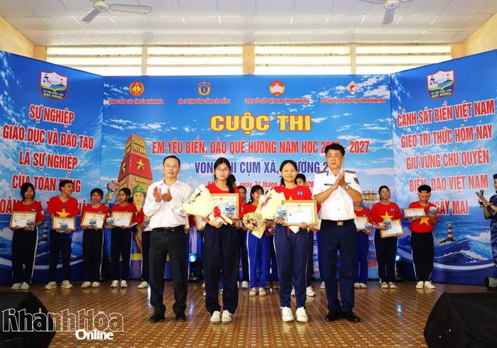 Ban tổ chức trao giải nhì cho các thí sinh.