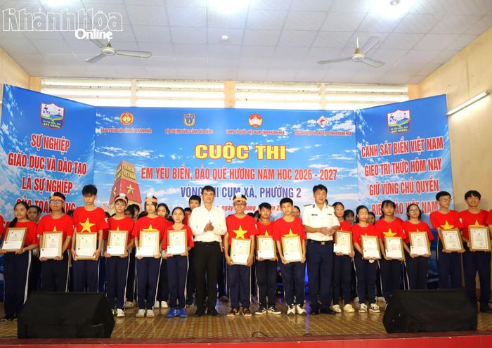Ban tổ chức trao giấy chứng nhận và biểu trưng cho các thí sinh xuất sắc vượt qua vòng thi trực tuyến để tham gia vòng thi trực tiếp.