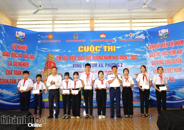 Đại diện các đơn vị trao học bổng cho các học sinh.