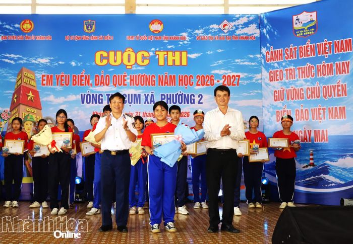 Ban tổ chức trao giải nhất cho thí sinh.