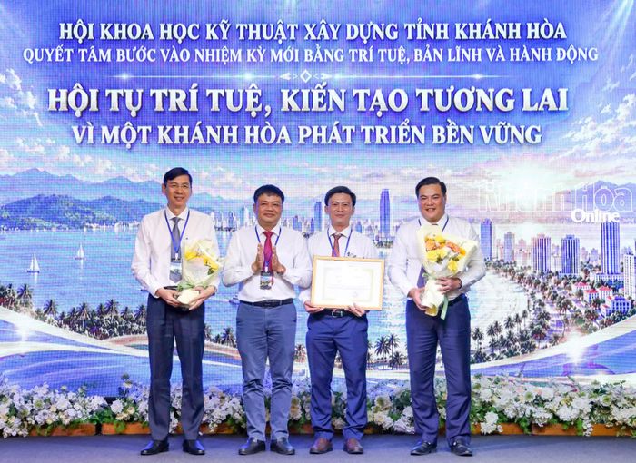 Ủy ban Mặt trận Tổ quốc Việt Nam khen thưởng Hội Khoa học Kỹ thuật Xây dựng tỉnh.