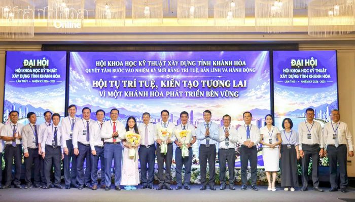 Đồng chí Nguyễn Thanh Hà và các đại biểu tặng hoa chúc mừng Ban Chấp hành khóa mới.