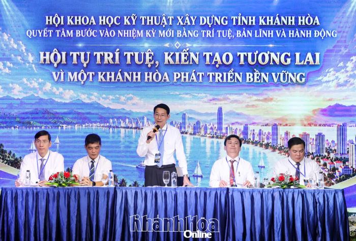 Đoàn Chủ tịch điều hành đại hội.