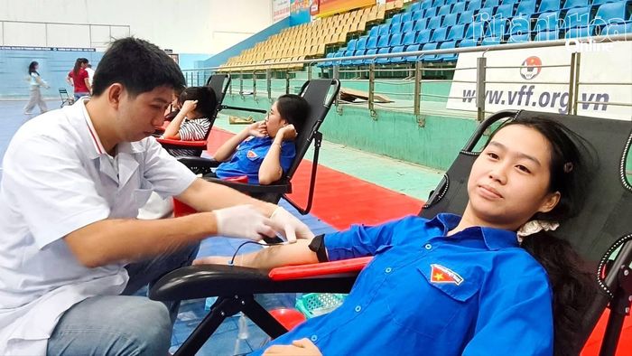 Sinh viên tham gia hiến máu tình nguyện.