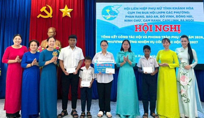 Đại diện cụm thi đua trao quà hỗ trợ cho học sinh có hoàn cảnh khó khăn.