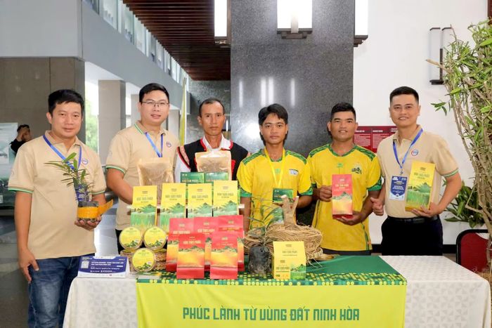 Nhóm tác giả dự án "XATAPHA BioHerb - Nâng tầm dược liệu xáo tam phân Ninh Hòa" tại cuộc thi.