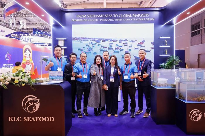 Đội ngũ KLC Seafood tại Thanh Đảo (Trung Quốc) trong hành trình đưa hải sản sống cao cấp Việt Nam tiếp cận sâu hơn với thị trường và mạng lưới đối tác quốc tế.