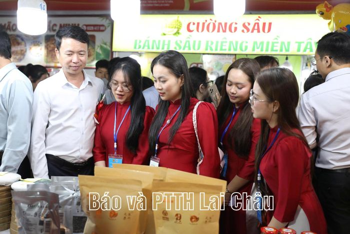 Các đại biểu tham quan, trải nghiệm tại các gian hàng.