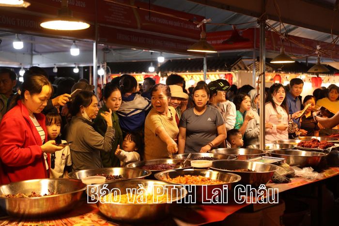 Hoạt động mua sắm diễn ra sôi nổi.