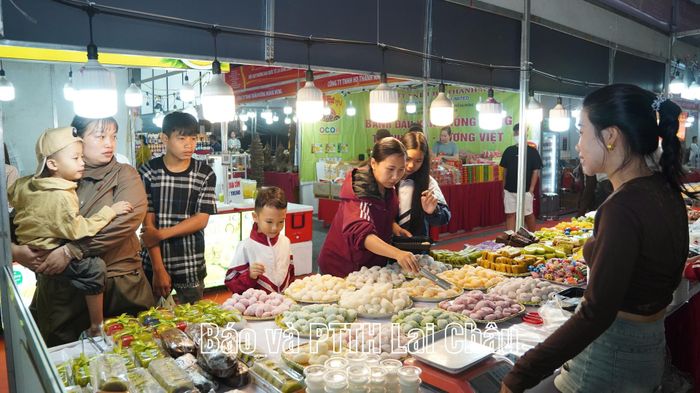 Nhiều gian hàng trong nước và quốc tế thu hút sự tham quan, trải nghiệm và mua sắm của người dân.