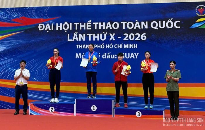 VĐV Lã Thị Huyền My (áo đỏ, phía trong bục 3) nhận huy chương đồng nội dung đối kháng hạng cân 60kg