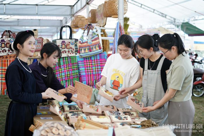 Người dân tham quan gian hàng trưng bày sản phẩm truyền thống tại Lễ hội du lịch mùa vàng Bắc Sơn năm 2026