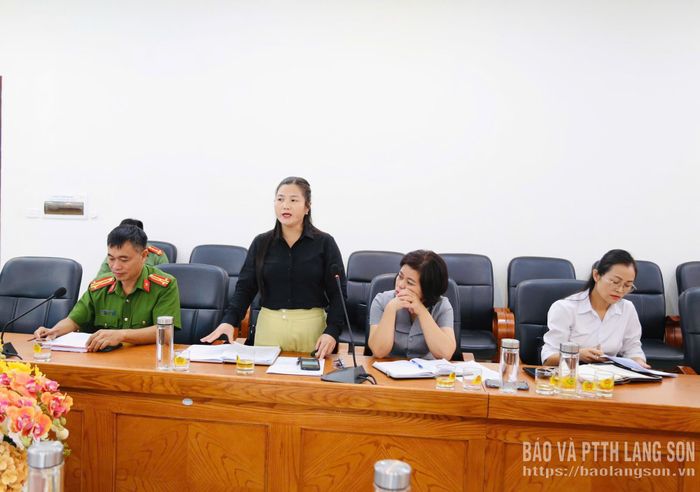 Đại diện Ban Giám hiệu Trường Phổ thông Nội trú liên cấp Tiểu học và THCS xã Kiên Mộc phát biểu thảo luận tại hội nghị