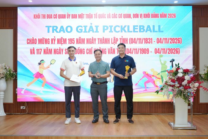 Đại diện Ban Tổ chức trao giải Nhất cho các vận động viên nội dung đôi nam