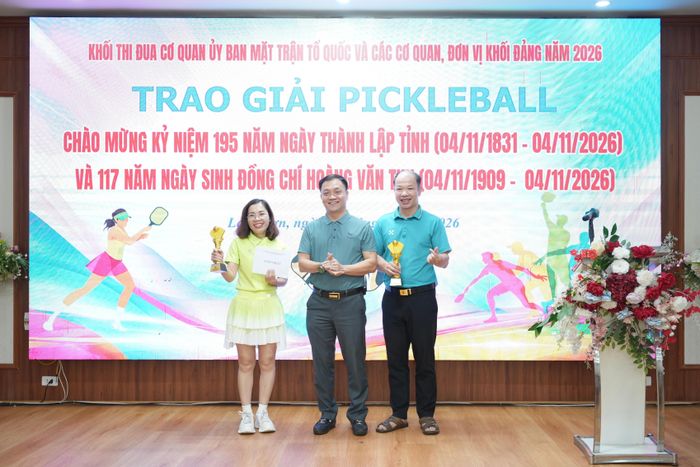 Đại diện Ban Tổ chức trao giải Nhất cho các vận động viên nội dung đôi nam - nữ