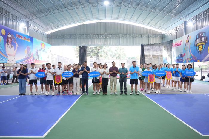 Các đại biểu chụp ảnh lưu niệm cùng các đoàn vận động viên