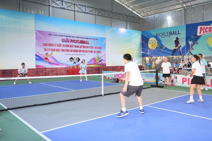 Các vận động viên thi đấu nội dung đôi nam - nữ