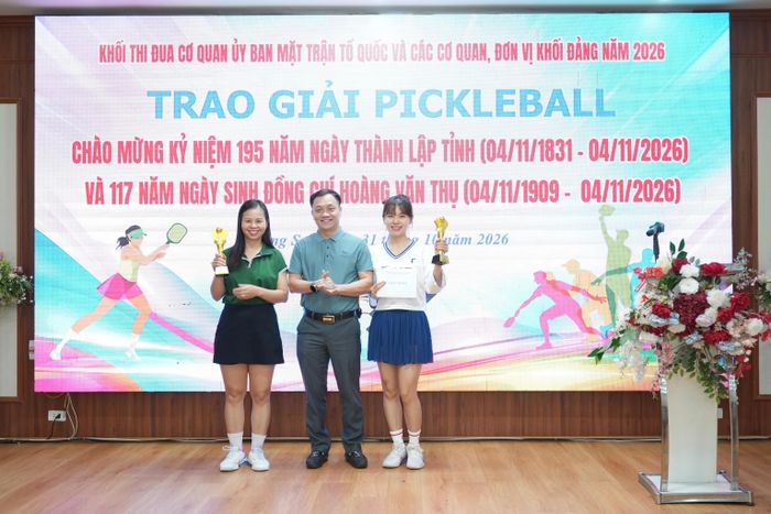 Đại diện Ban Tổ chức trao giải Nhất cho các vận động viên nội dung đôi nữ