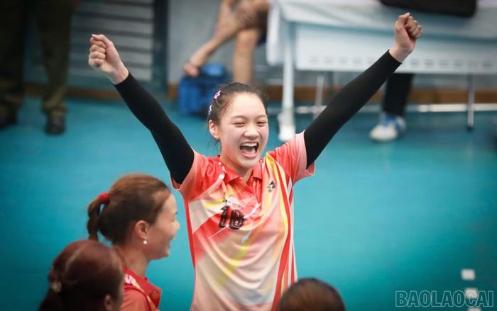 Niềm vui của các vận động viên đội Trấn Yên sau khi giành chiến thắng, đoạt Huy chương Vàng môn bóng chuyền nữ.