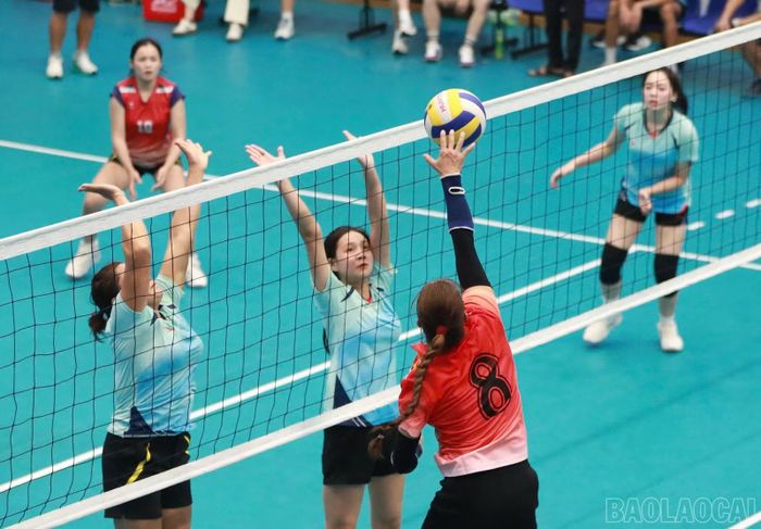 Những pha bóng quyết liệt giữa hai đội trong trận tranh Huy chương Vàng môn bóng chuyền nữ.
