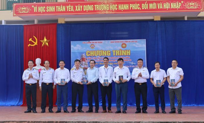 Đoàn công tác Cục Chính trị Hải quân giới thiệu và trao tặng tập thơ “Biển thức trong phố” cho lãnh đạo xã Mường Bo và Trường Tiểu học và THCS Mường Bo, xã Mường Bo.
