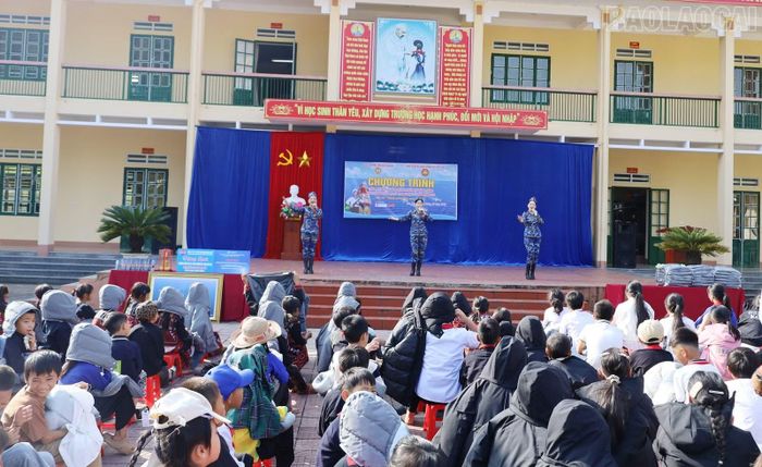 Tiết mục văn nghệ do các chiến sĩ văn công Cục Chính trị Hải quân biểu diễn.