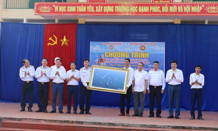 Đoàn công tác Cục Chính trị Hải quân tặng quà Trường Tiểu học và THCS Mường Bo, xã Mường Bo.