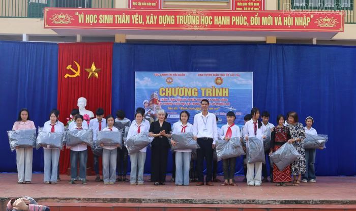 Tặng áo ấm cho học sinh.