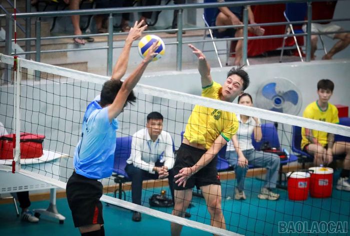 Đội Sở Giáo dục và Đào tạo (áo xanh) giành chiến thắng 3-1 trước cụm phường Yên Bái, giành quyền vào chung kết môn bóng chuyền nam.
