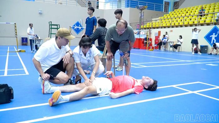 Điều dưỡng Nguyễn Thị Mai hỗ trợ vận động viên bị chấn thương.