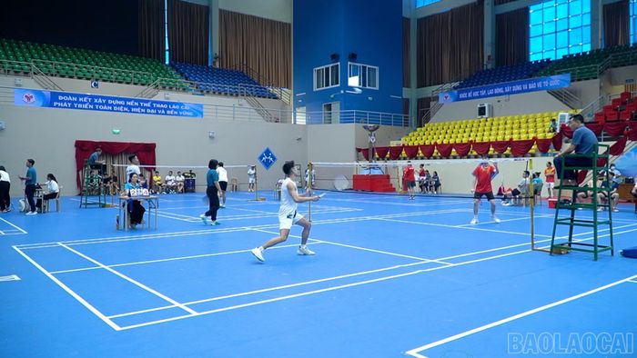 Vận động viên Nguyễn Quang Huy thi đấu nội dung đơn nam môn cầu lông tại Đại hội.