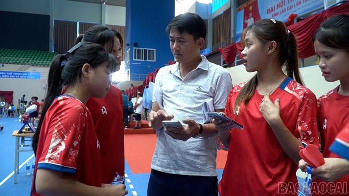 Huấn luyện viên Tạ Thanh Hiến trao đổi, động viên vận động viên Đoàn cụm xã Lục Yên trước khi thi đấu.
