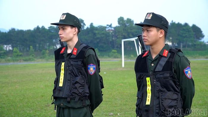 Hạ sĩ Lương Hiệp Hưng (bên phải) cùng đồng đội trực, quan sát và nắm tình hình tại khu vực thi đấu.