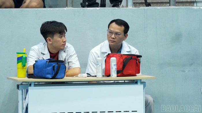 Nhân viên y tế túc trực tại khu vực thi đấu, sẵn sàng hỗ trợ vận động viên khi có tình huống xảy ra.