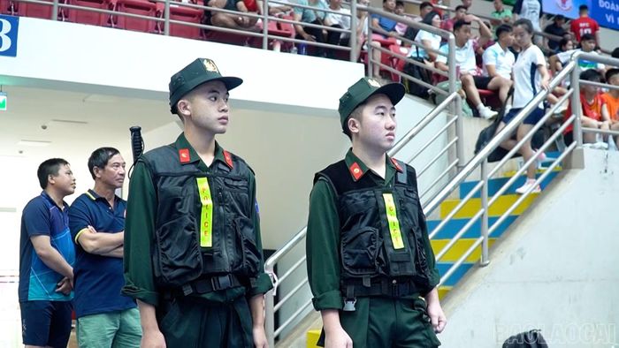 Lực lượng công an làm nhiệm vụ tại khu vực thi đấu.