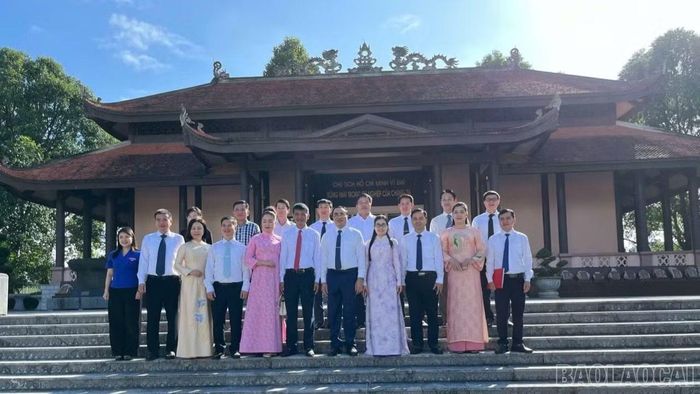 Các đại biểu chụp ảnh lưu niệm tại Khu Văn hóa tưởng niệm Chủ tịch Hồ Chí Minh, tỉnh Thanh Hóa.