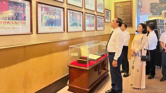 Các đại biểu tham quan Khu Văn hóa tưởng niệm Chủ tịch Hồ Chí Minh, tỉnh Thanh Hóa.