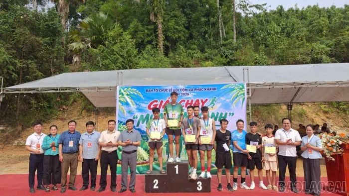 Ban Tổ chức trao giải cho các vận động viên có thành tích xuất sắc nhất giải.