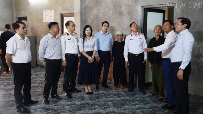 Các đại biểu tham quan ngôi nhà mới của gia đình ông Vàng A Ướng, xã Mường Bo.
