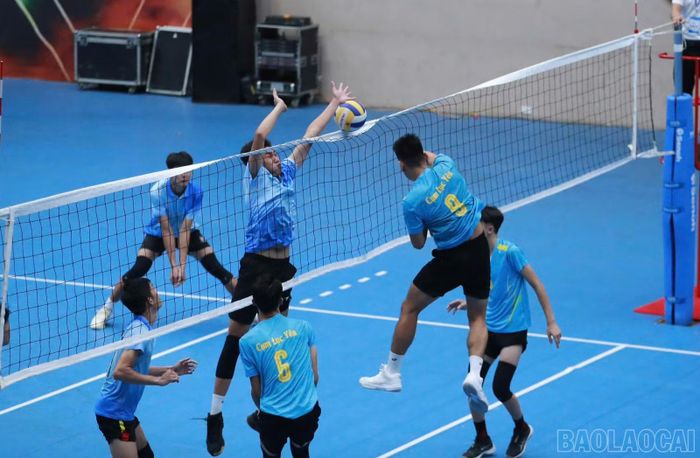 Những pha đập bóng uy lực của các vận động viên Cụm xã Lục Yên, góp phần tạo nên thế trận hấp dẫn.